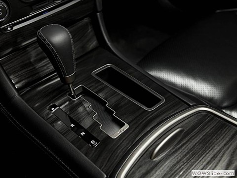 2013-Chrysler-300-Sedan-Image-i010-800